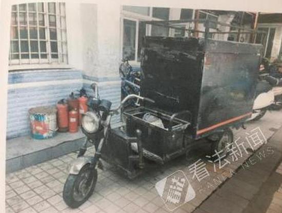 左某将李某锁在这辆废弃三轮车里