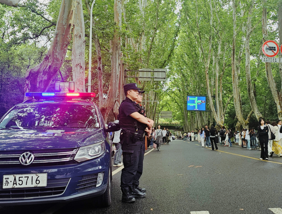 特警支队民警在中山陵景区定点值守。苏志鹏 摄