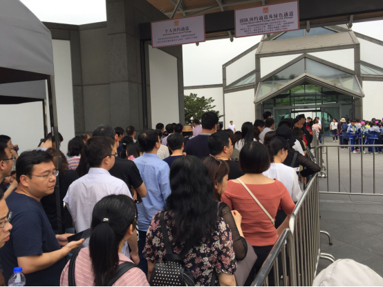 等待进馆的观众中有不少是专程赶来凭吊贝聿铭大师的