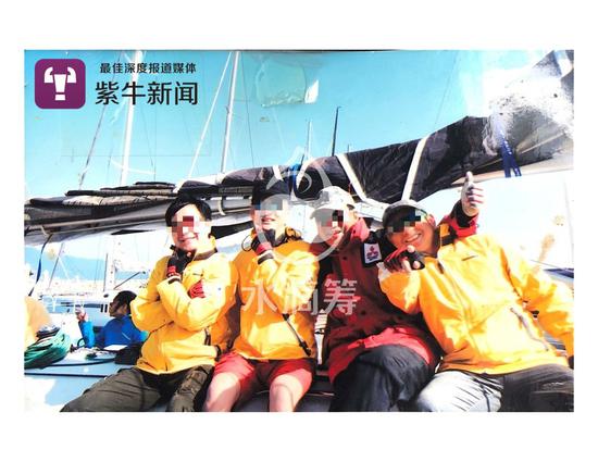 罗先生微博上发的与友人合影