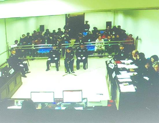 继母虐童案庭审：继母承认电线捆竹棍打 辩称管教