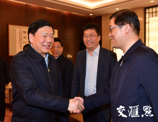 娄勤俭与大家一一握手,拉家常、谈工作、说感受。交汇点记者 肖勇/摄