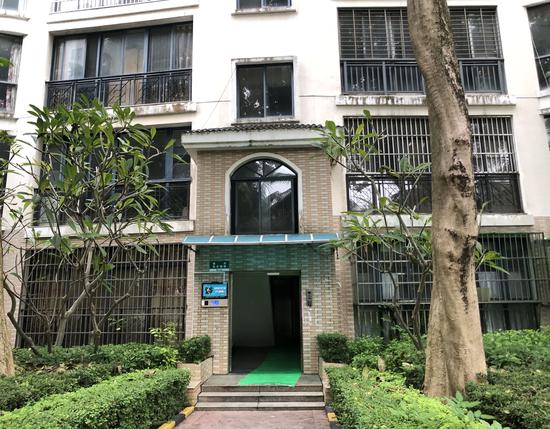 张家慧家所在楼梯间红地毯被撤后留下的痕迹。