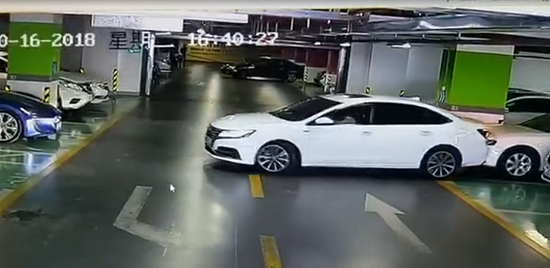 女司机驶离车库连撞4辆车 事后报警处理