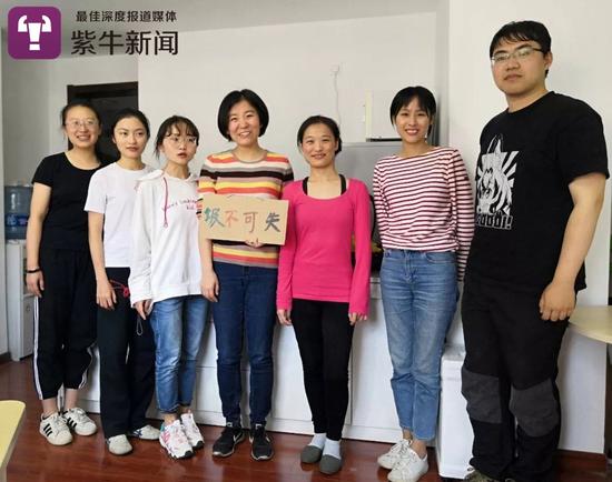 周春(左四)和她的“圾不可失”团队