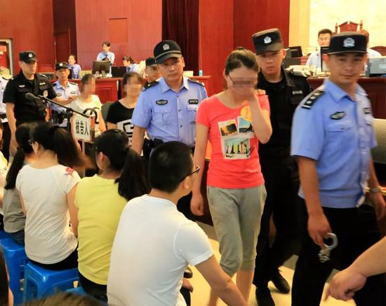 才出校门便进牢门 这组毕业生求职故事成反面教材