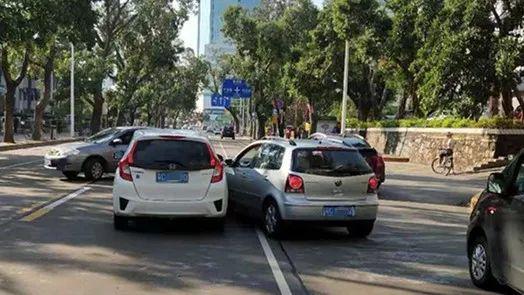 男子举报前车在闹市疯狂别车 不料自己也被罚了