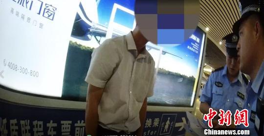 在高铁列车上吸烟的旅客马某被移交警方 颉育坤 摄