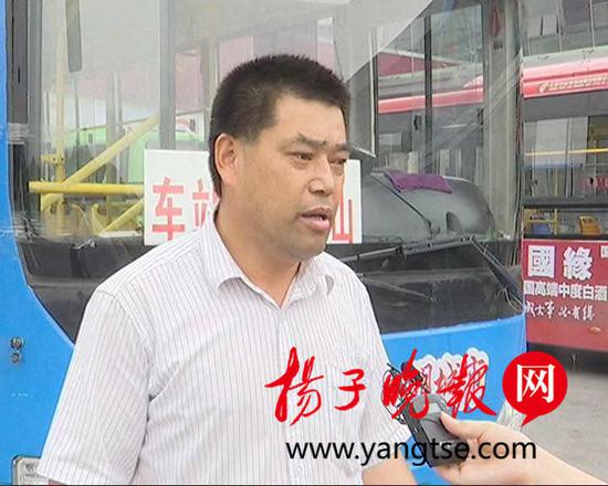 女子公交车上突然倒地 句容公交司机闯红灯紧急送医