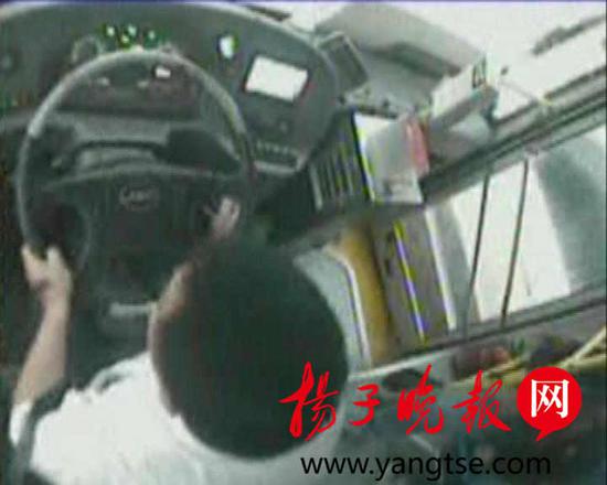 女子公交车上突然倒地 句容公交司机闯红灯紧