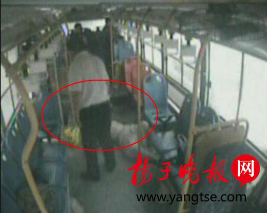 女子公交车上突然倒地 句容公交司机闯红灯紧急送医