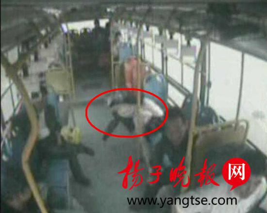 女子公交车上突然倒地 句容公交司机闯红灯紧急送医