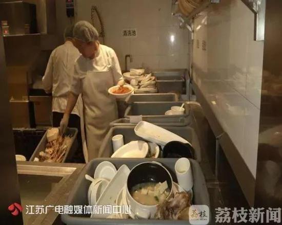 但是执法人员发现,所谓清洗消毒后的餐具竟然上面全是油。
