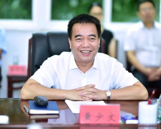 曾率队"扫黄"的东莞官员被查 曾与妻子同任秘书长