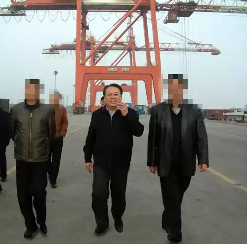 走在中间的是黄道龙 资料图片