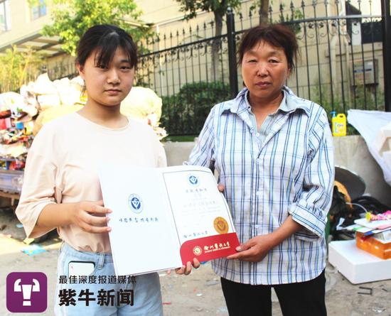 张哲把录取通知书给“干妈妈”厉正香看