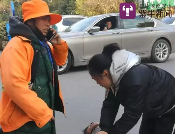 刘小琴在拨打救护电话