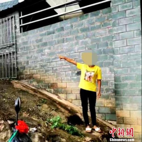 图为黄某指认犯罪地点。红河警方供图
