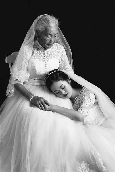 24岁女孩被多次催婚后 带着94岁外婆一起拍了婚纱照