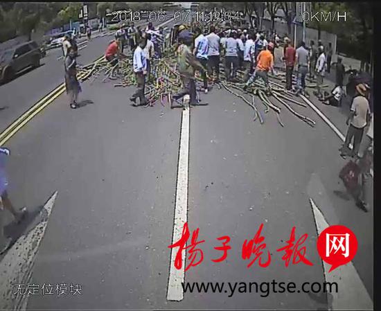 公交车司机与乘客一起下车对前方事故伤者进行施救。
