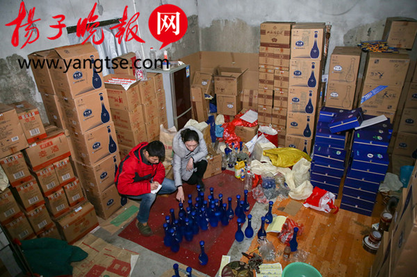 民警正在一处制假窝点进行现场清点。苏锦安摄