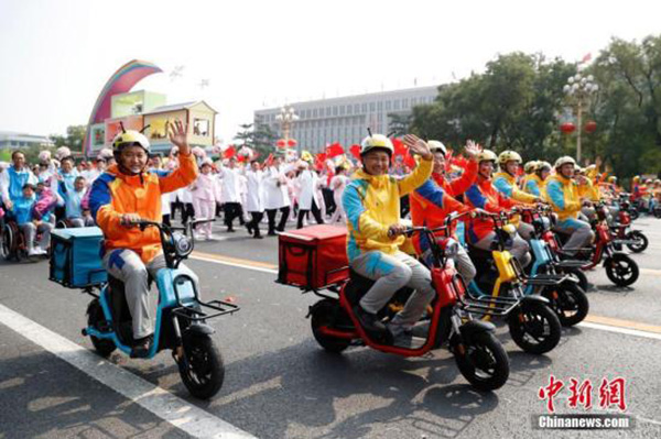 10月1日上午,庆祝中华人民共和国成立70周年大会在北京天安门广场隆重举行。图为群众游行中的“快递小哥”。 本文图均为 中新网 图
