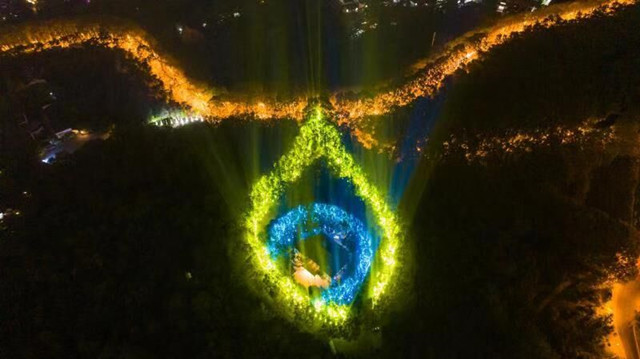 紫金山千人浪漫荧光跑，美龄宫“项链”灯光璀璨