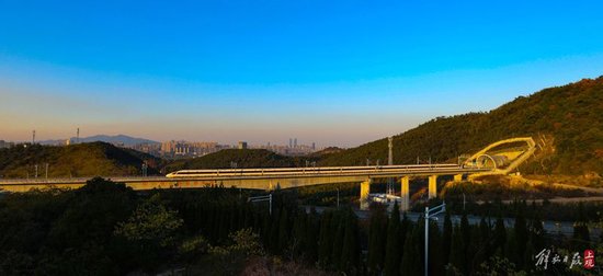 列车从湖州东站向湖州站行驶，穿过道场山隧道，眼前风景如画