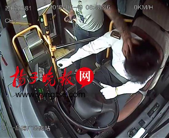 中途下车被拒 纹身男多次辱骂、拍打公交驾驶员头部