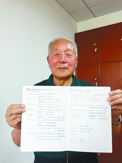 南京八旬翁学习英语17年 每周背书包上学堂