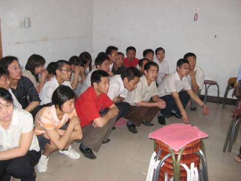 在“发财梦”刺激下,竟有不少人相信投资49300元现金,在“民间互助理财”运作下,最终能赚到800万!