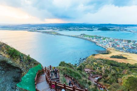 在国家旅游局发布赴韩旅游提示后,市民赴韩旅游热情锐减,各航空公司根据市场情况对韩国航班作出相应调整。