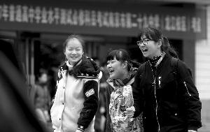 考生结伴走出考场,显得很轻松 现代快报/ZAKER南京记者赵杰摄