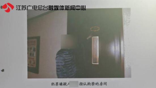“用沙发把卧室门给抵住，别让女的给跑了！”葛某在宾馆预订了一个房间，吩咐手下牢牢看住她。
