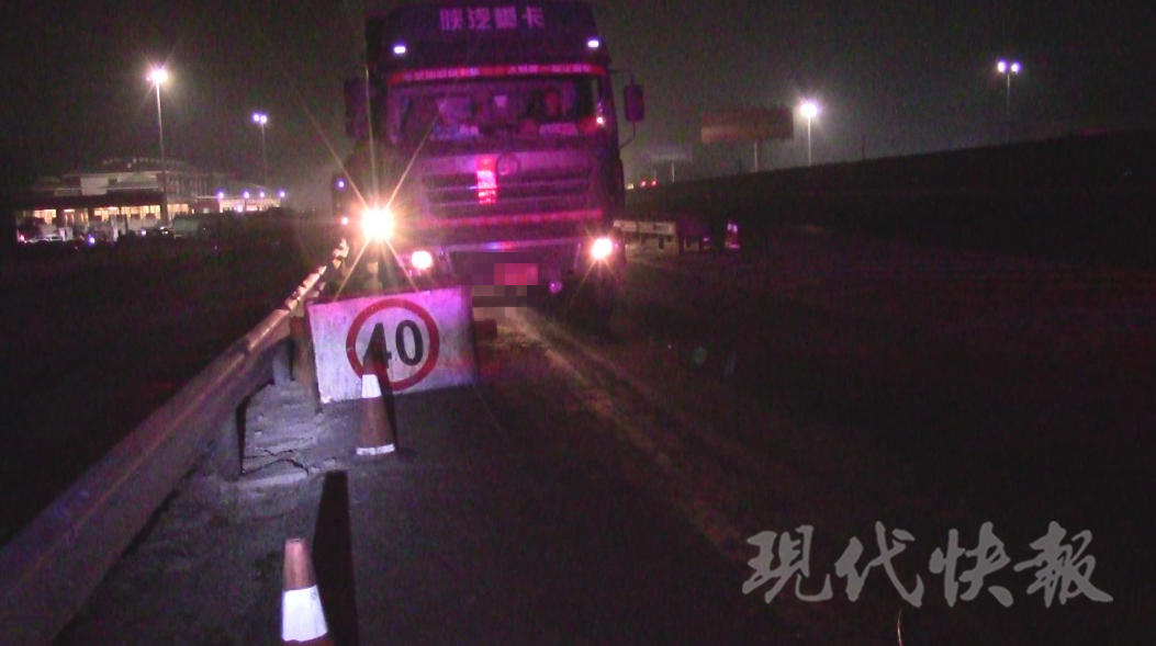 货车司机组团高速停车酣睡 数百车辆被堵服务