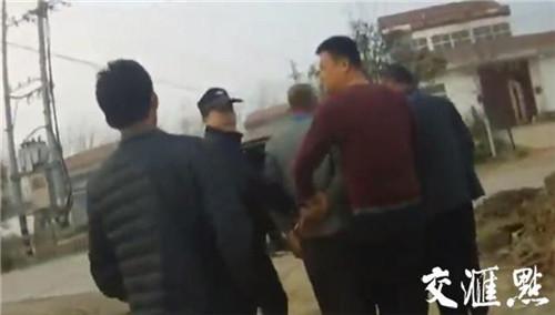 3月28日,王兴明成立8人抓捕小组,便衣着装,在村头侦查。正在大棚和人聊天的该男子,毫无察觉。