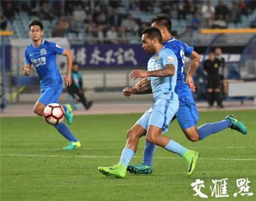 双方球员正在激烈拼抢。交汇点记者吴俊摄