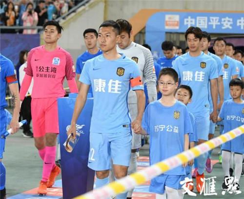 江苏苏宁队正在入场。交汇点记者吴俊摄