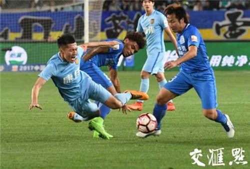双方球员正在激烈拼抢。交汇点记者吴俊摄