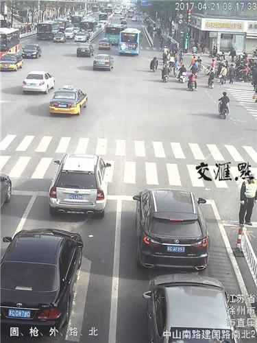 监控记录下事故发生瞬间