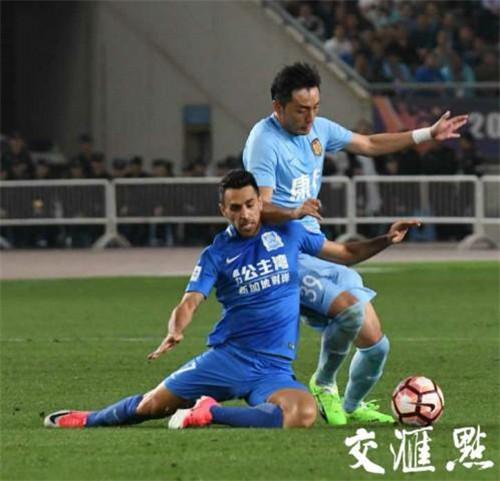 双方球员正在激烈拼抢。交汇点记者吴俊摄