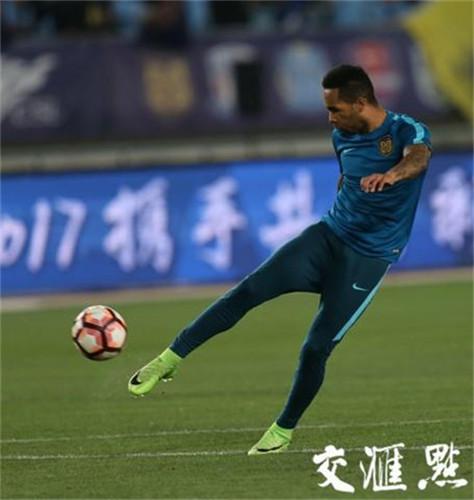 苏宁球员正在热身。交汇点记者吴俊摄