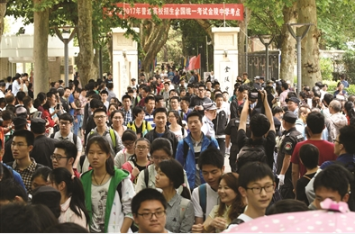 考生走出考场。 视觉江苏网供图