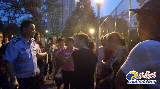 6月12日晚,社区民警杨杰拄拐进行现场调解