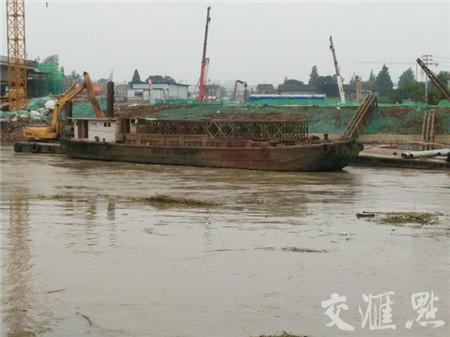 友谊河中黑色污水流入外秦淮河