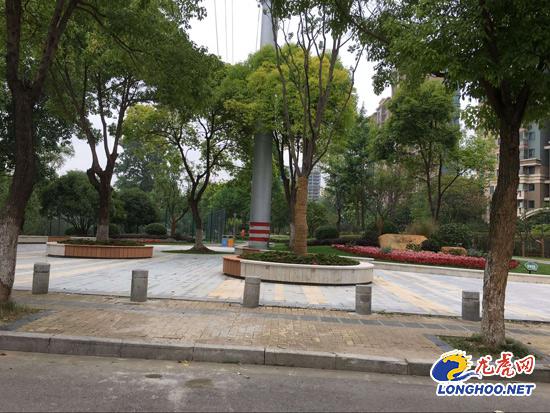 篮球场旁边有个40-50平米的小广场,即将进行增强亮化,供附近市民跳广场舞