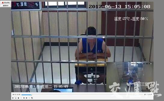 魏某在接受审问。