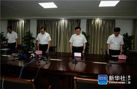 ↑6月16日凌晨,在江苏丰县“6·15”爆炸事件新闻发布会现场,与会人员向死者默哀。新华社记者李响摄
