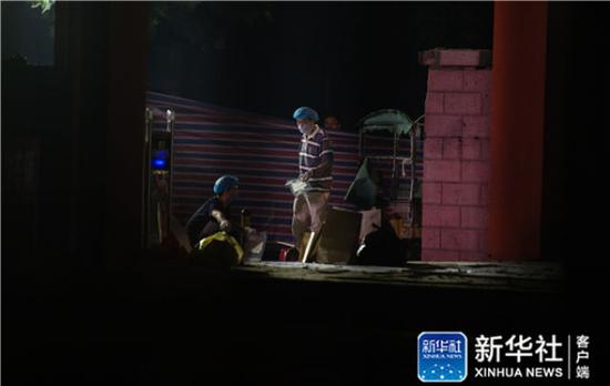 ↑6月16日凌晨,法医等工作人员在江苏省丰县创新幼儿园门前做清理、鉴定工作。新华社记者李响摄