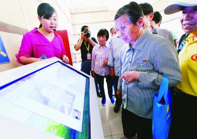 昨天,南京市救助管理站举行开放日活动,市民代表、义工志愿者等共同走进救助管理站。图为救助站内的全国寻亲系统。